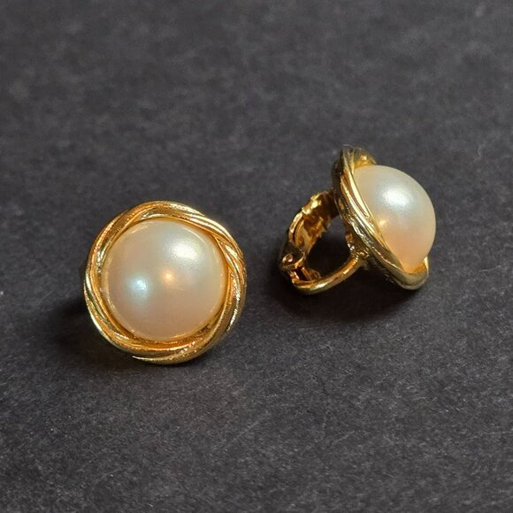 Vintage Gold Tone Faux Pearl Knot Clip On Earrings Classic 1/2" Round - Picture 1 of 6